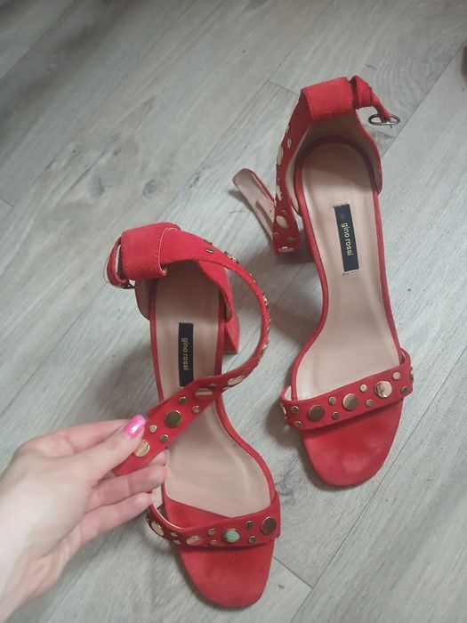 Buty Gino Rossi na słupku