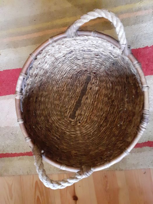 Cesta artesanal de ráfia