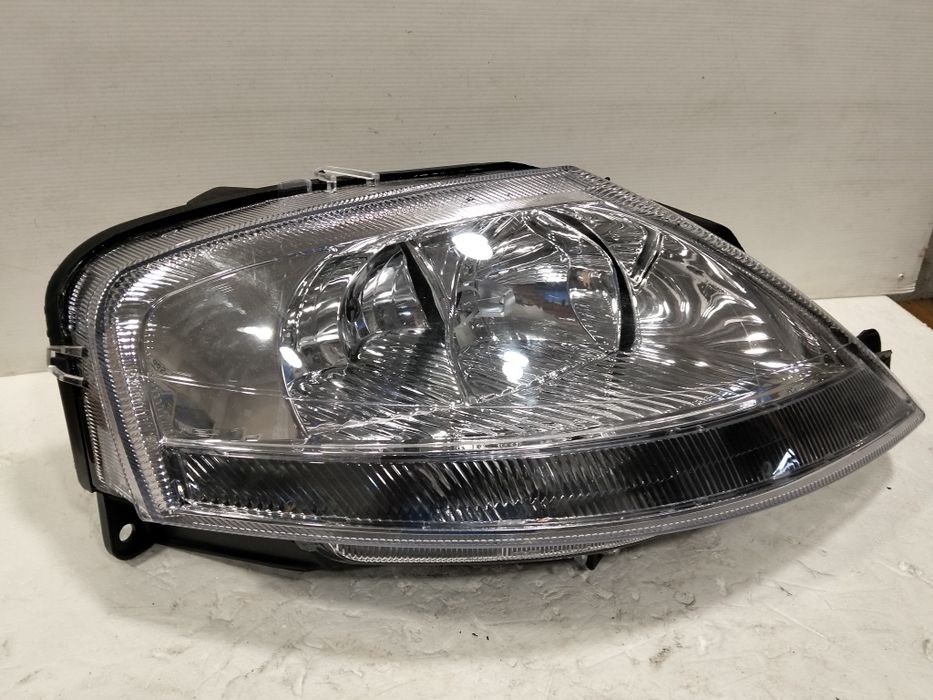 Vendo farol de citroen C3 lado direito 2004