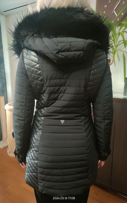 Czarna ciepła kurtka zimowa Guess 36