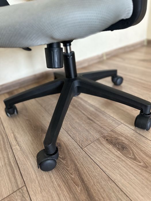 Продам офісне крісло сірого кольору