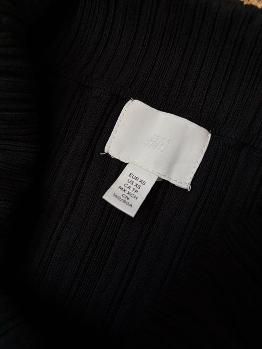 Приталена сукня  H&M з ребристою вʼязкою та відкритими плечима