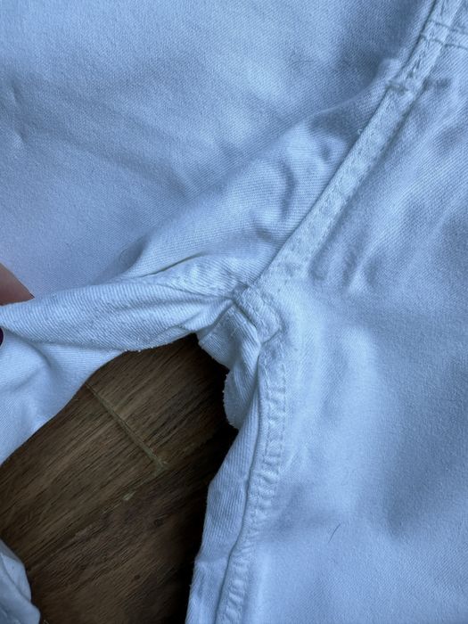 Klasyczne biale bawelniane rurki dopasowane spodnie sredni stan basic