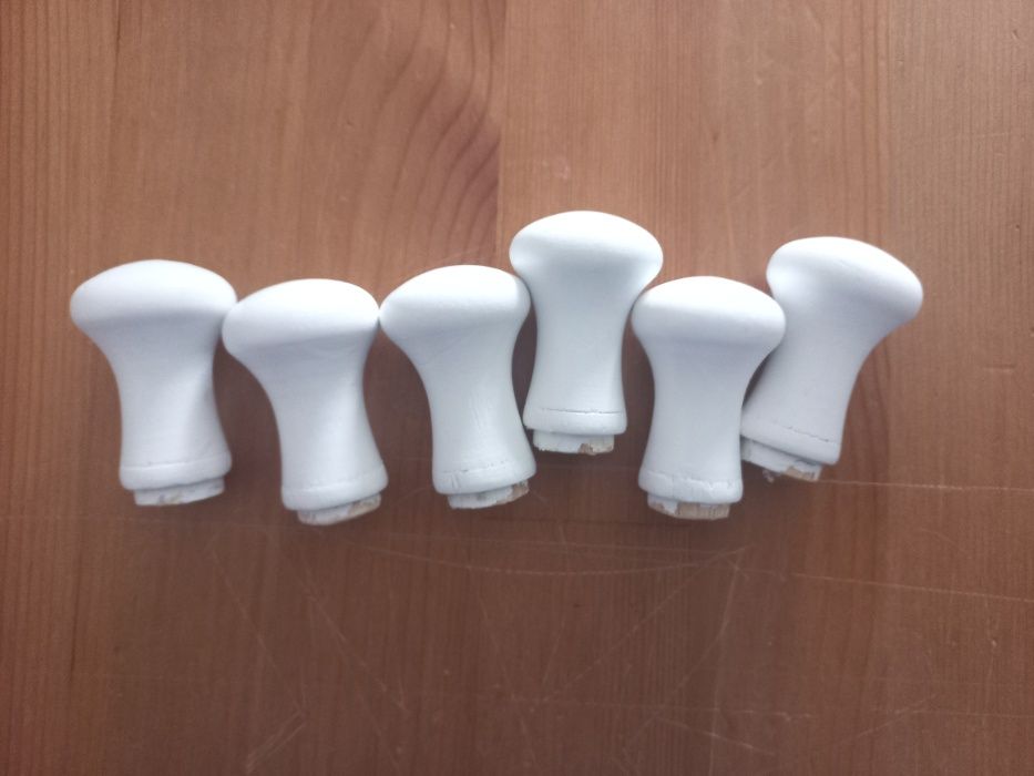 6 puxadores brancos em madeira
