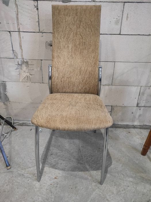 Деревянный стол в хорошем состоянии