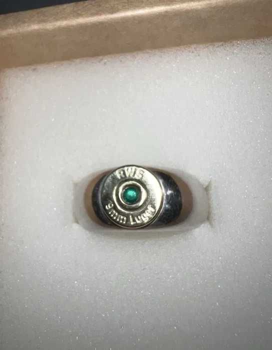 Серебряный мужской перстень с гильзой Luger 9 мм и изумрудом.