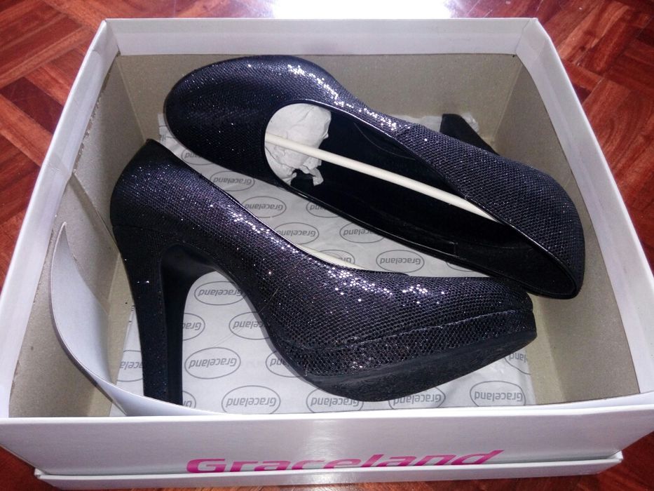 Sapatos salto e pochete gala