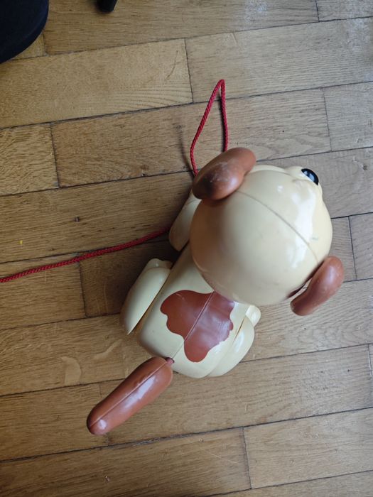 Zabawkowy pies na smyczy