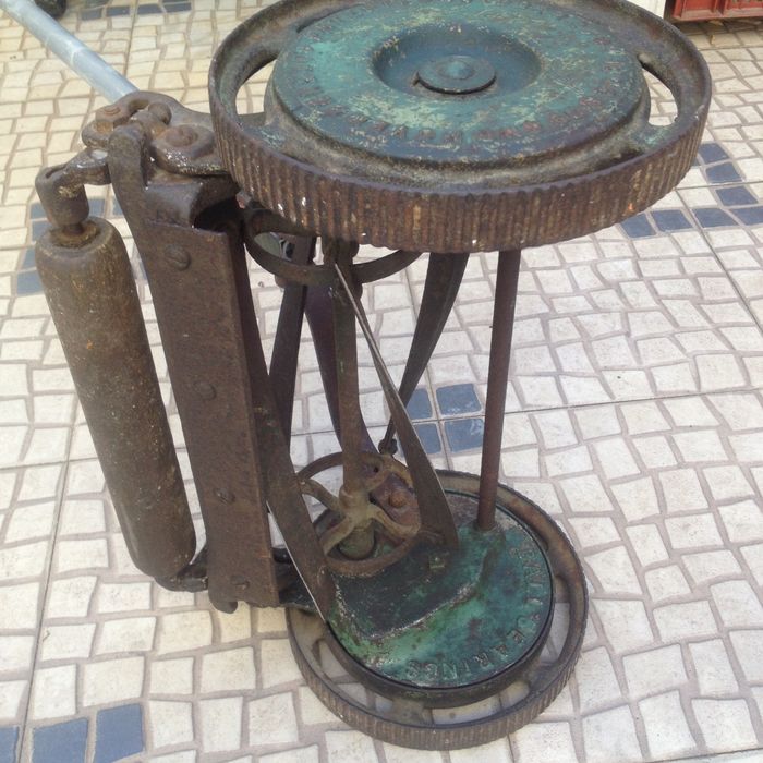 Máquina de cortar relva .