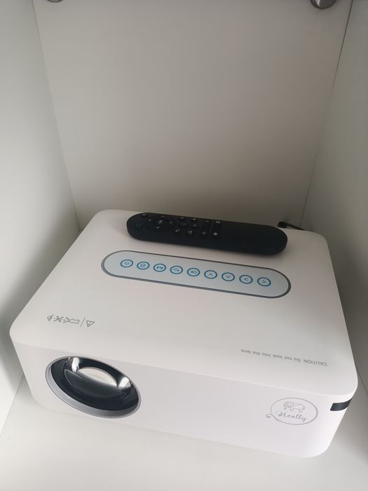 Projektor wifi, bluetooth, trapezowa korekcja obrazu