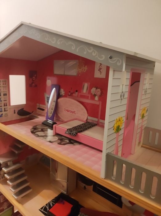 Duży, złożony domek dla lalek.