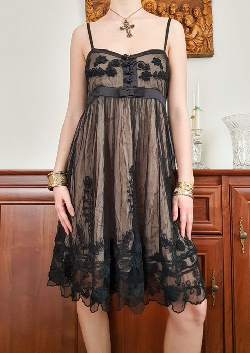 Beżowa sukienka na ramiączkach z koronką