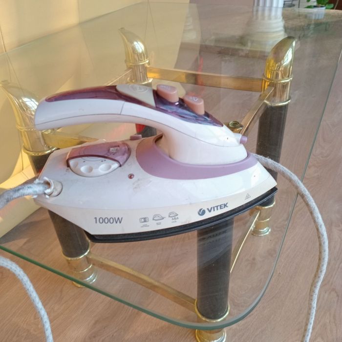 Продам маленький  утюг