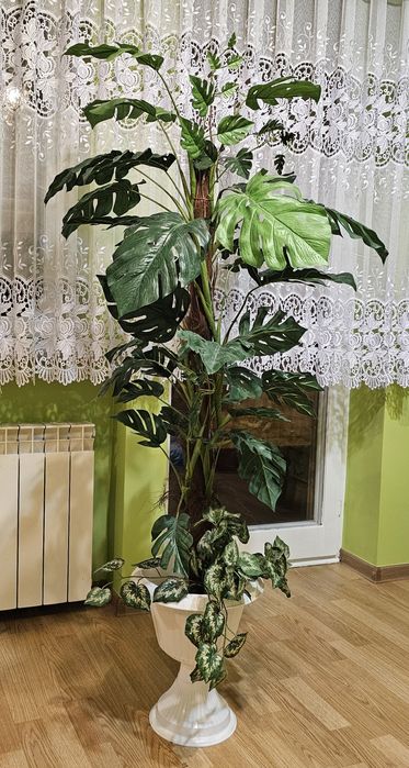 Sztuczna monstera w donicy