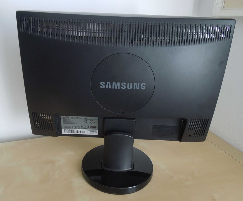 Monitor Samsung 943NWX - 19" - em óptimo estado com cabo de alimentação e cabo vga