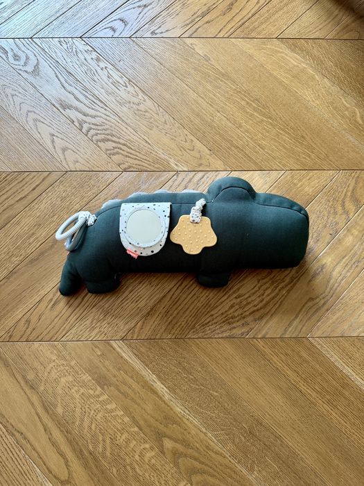 DONE BY DEER wałek dla niemowląt poduszka z zabawkami krokodyl
