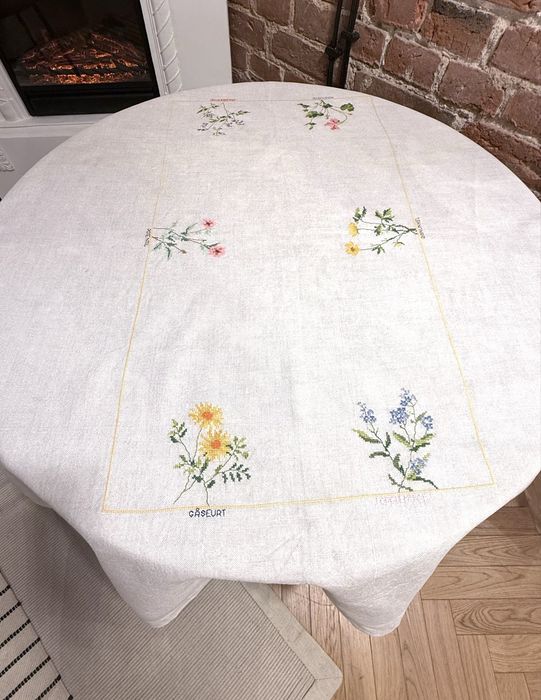 Obrus lniany z haftem krzyżykowym, kwiatowy wzór,  rękodzieło