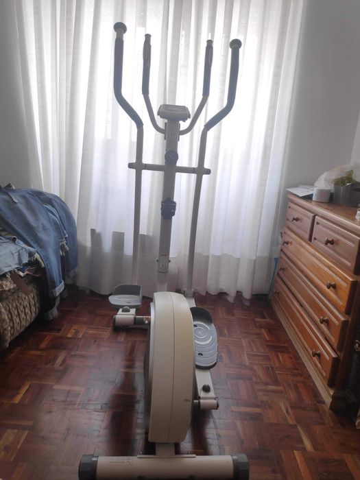 Máquina Elíptica - Bom Estado e Pronta para Uso!