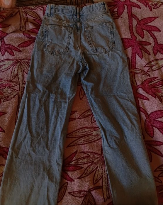 Голубые рваные джинсы Bershka