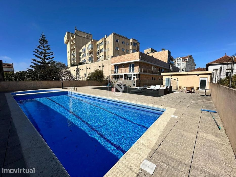 Apartamento T4, renovado, em cond. fechado c/ piscina