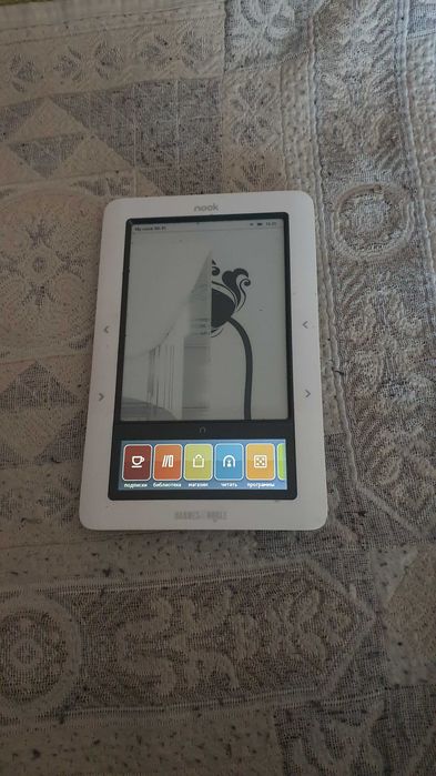 Электронную книгу BARNES & NOBLE с разбитым экраном, но рабочую.