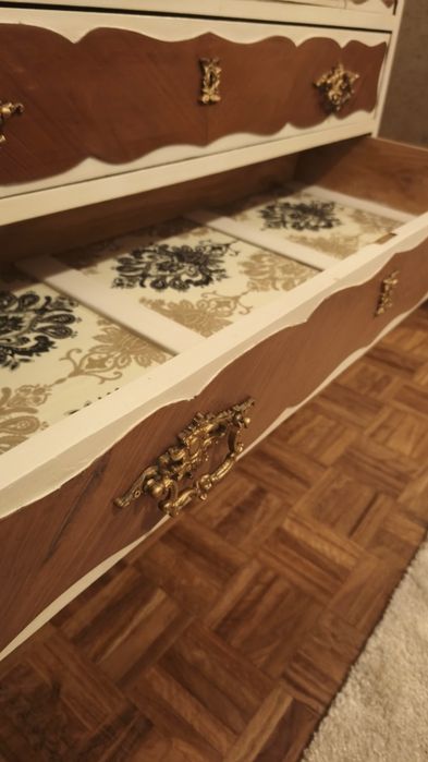 Cómoda e 2 mesas de cabeceira restauradas. Estilo Queen Anne. Disponível para mais informações.