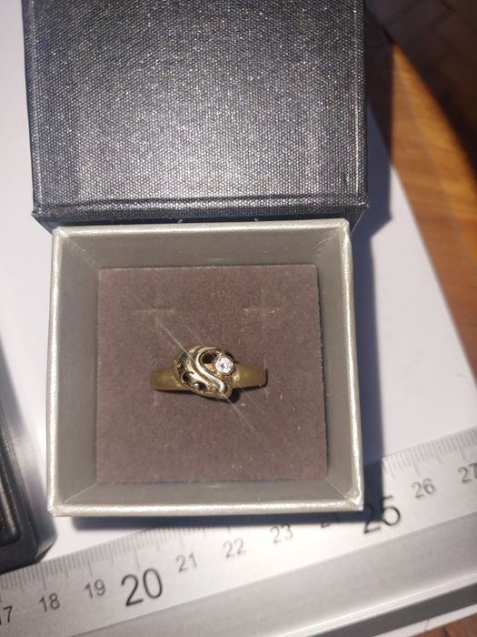 Złoty pierścionek z cyrkonią