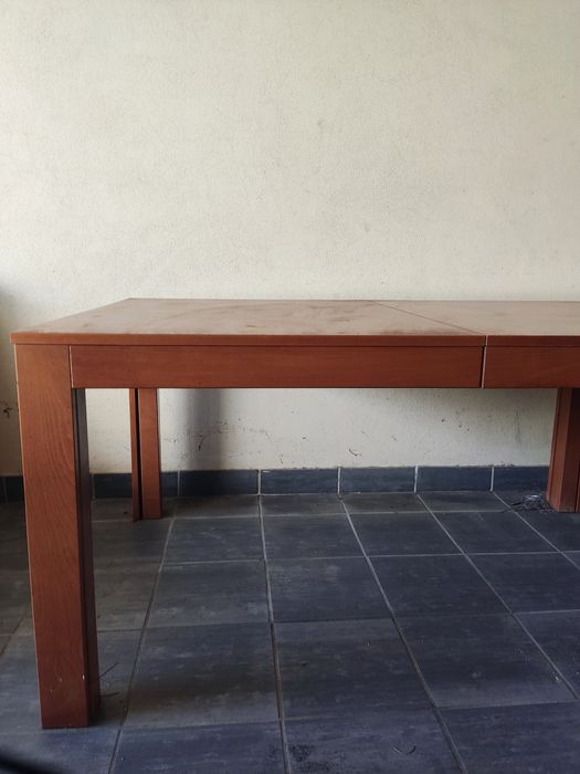 Mesa em madeira de sala de jantar extensível