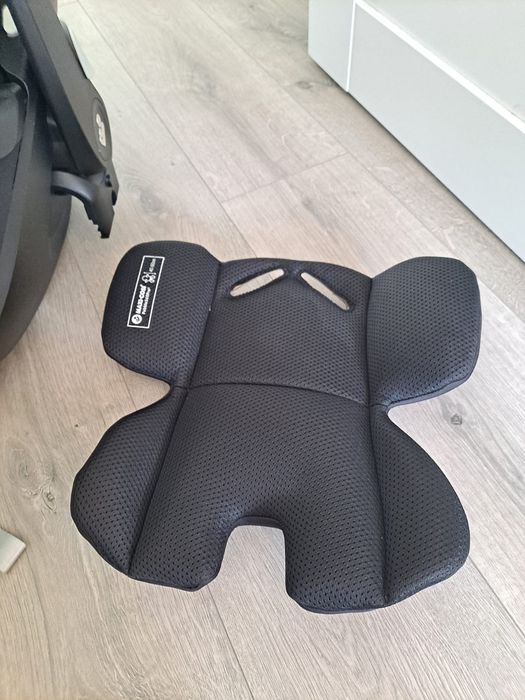 Fotelik nosidełko Maxi-cosi Peble 360 pro w kolorze czarnym.