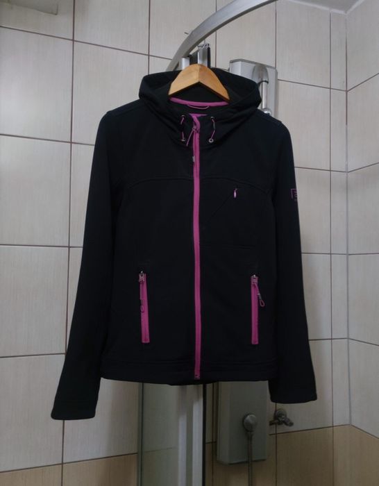 Czarna bluza L softshell z kapturem. Z przodu znajduje się zamek błysk