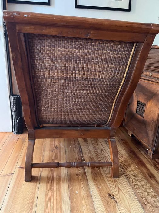 Cadeirão estilo colonial em madeira e palhinha