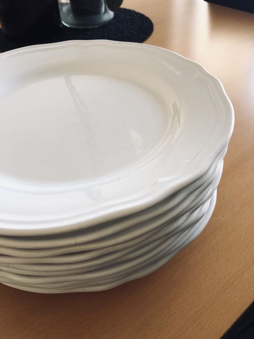 Pratos IKEA porcelânico, tom beje claro