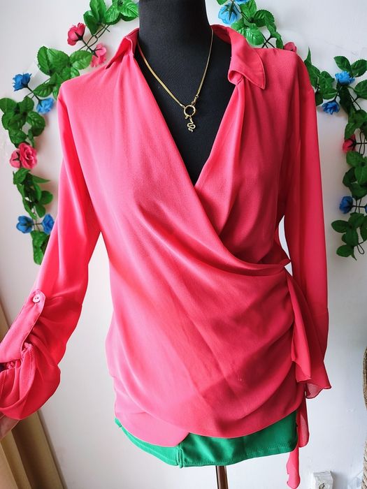 Elegancka kopertowa bluzka w intensywnym różu styl Glamour