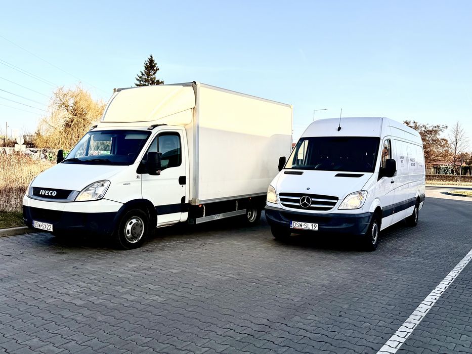 Transport, przeprowadzki wnoszenie po schodach. Auto z windą,