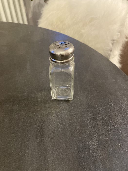 Solniczka szklana szkło z metalowym sitkiem nowa