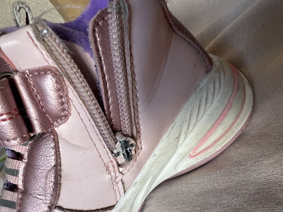 Високі кросівки, дуже теплі і зручні, 27 розмір. Зламалась собачка