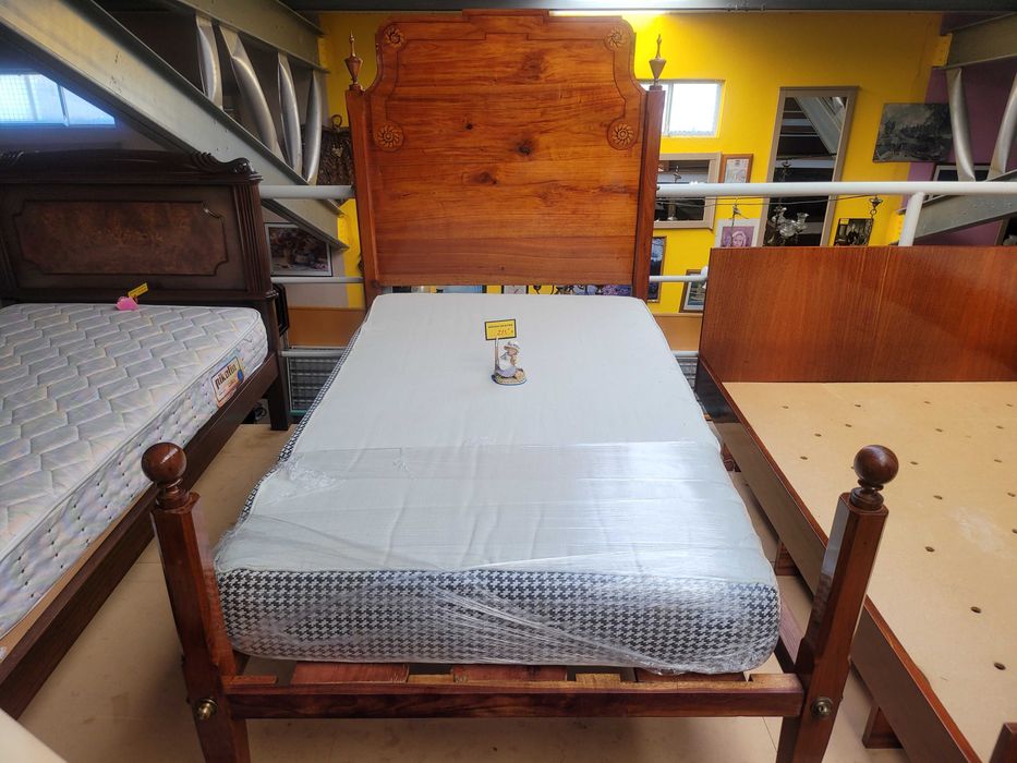 Cama de solteiro estilo D. Maria - Com estrado e colchão - óptimo
