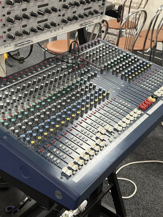 Продаю Soundcraft LX7ii 24