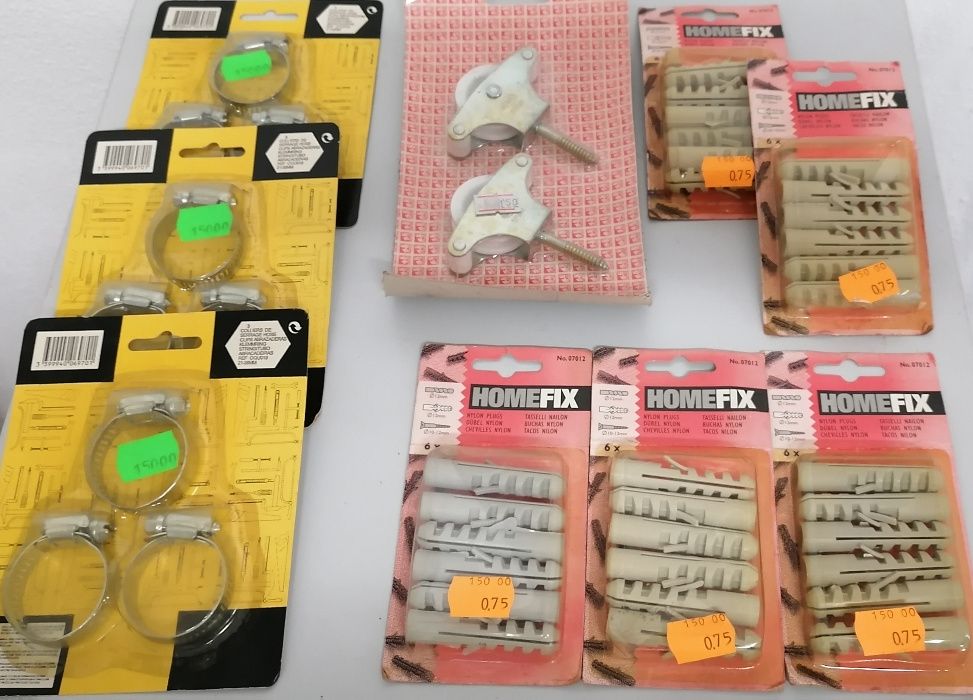 Buchas, abraçadeiras metalicas e roldanas, tudo por 5€
