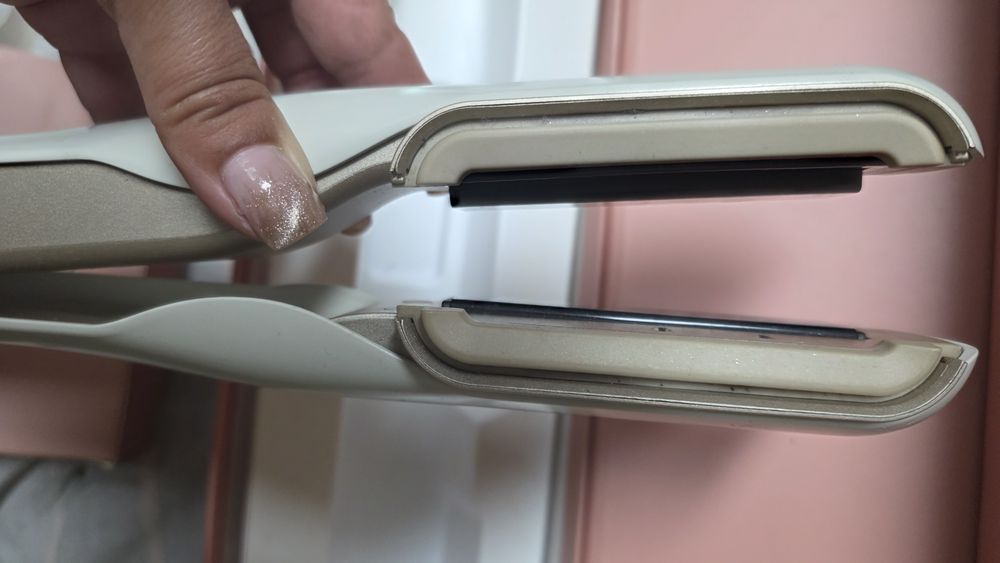 Alisadora de cabelo com escova
