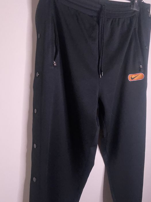 Calças Nike pretas com botões laterais (snap pants)