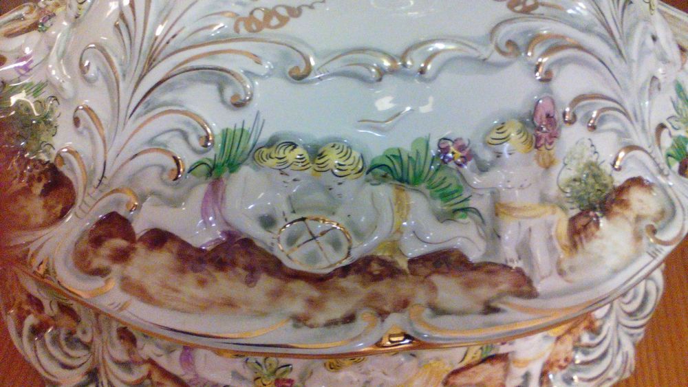 Grande terrina antiga Alcobaça, branca e dourados