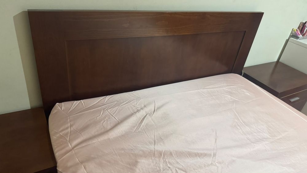 cama de casal com dois criados de madeira