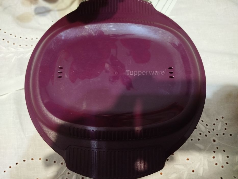 Tupperware bordeaux para fazer omelete no microondas