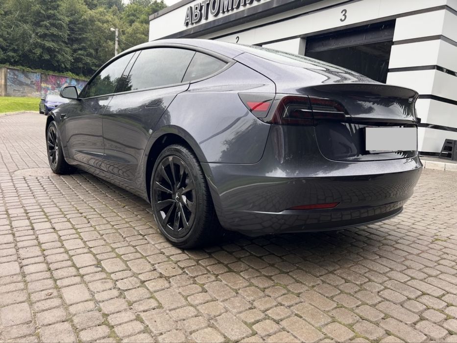 Оренда авто Tesla Model 3 під таксі