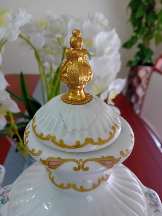 Par de jarrões antigos em porcelana