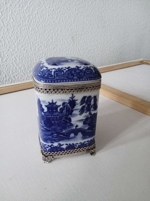 Caixa em Porcelana com aplicações em Prata NOVA