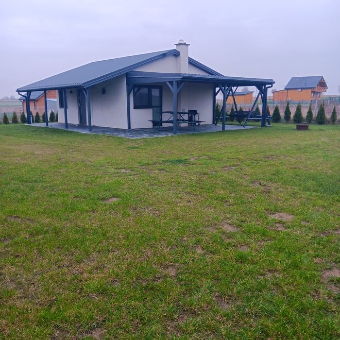 Sprzedam działkę z domem nad jeziorem.