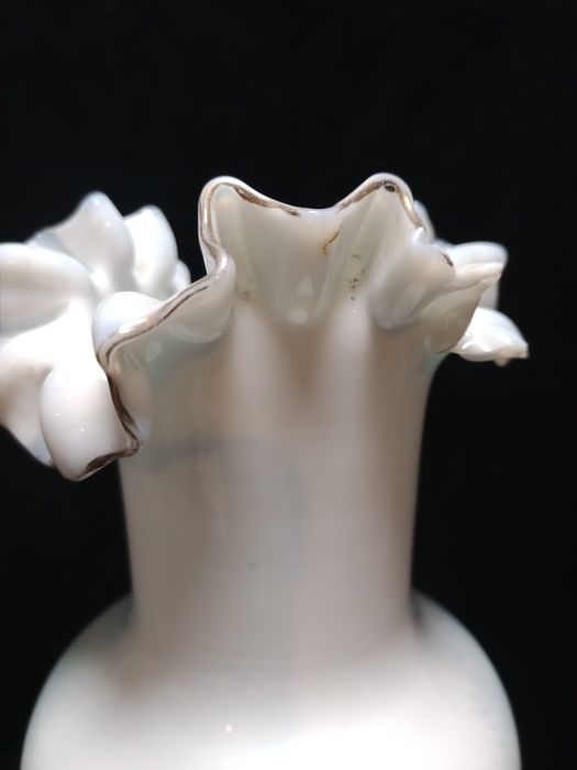 Jarra antiga em vidro opalino de cor branco com aplicações