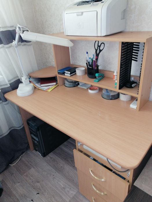 Стол письменный современный